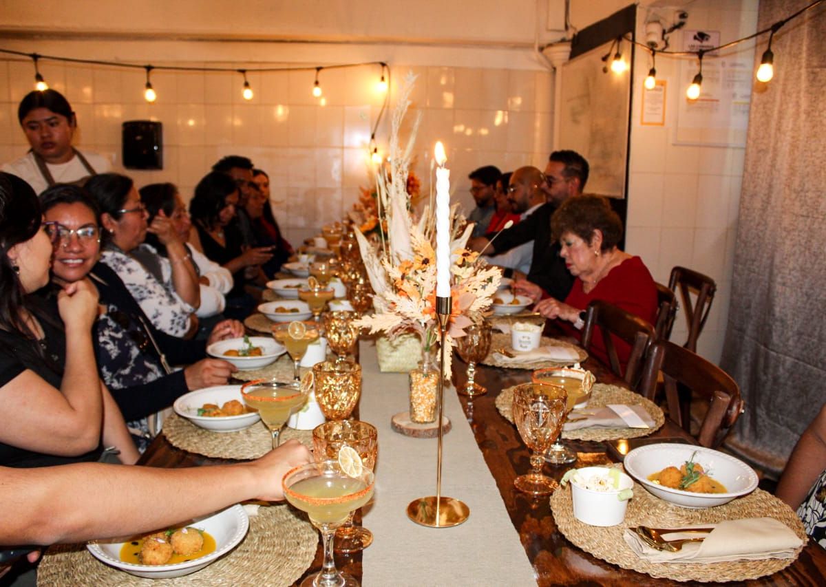 Invitados disfrutando una mesa montada por AURA