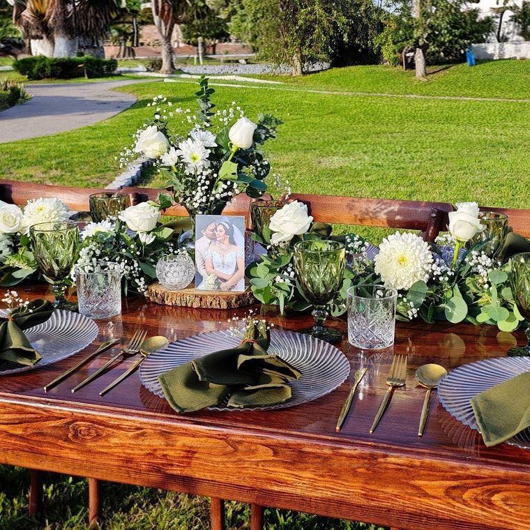 Montaje de mesa de madera para celebración al aire libre en Puebla