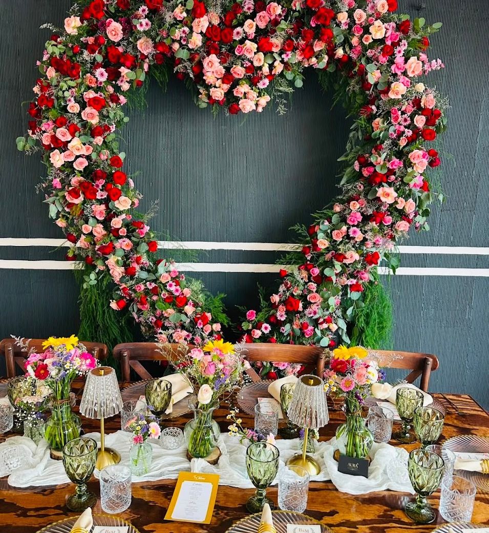 Decoración de celebración con flores, mobiliario y mesa preparada