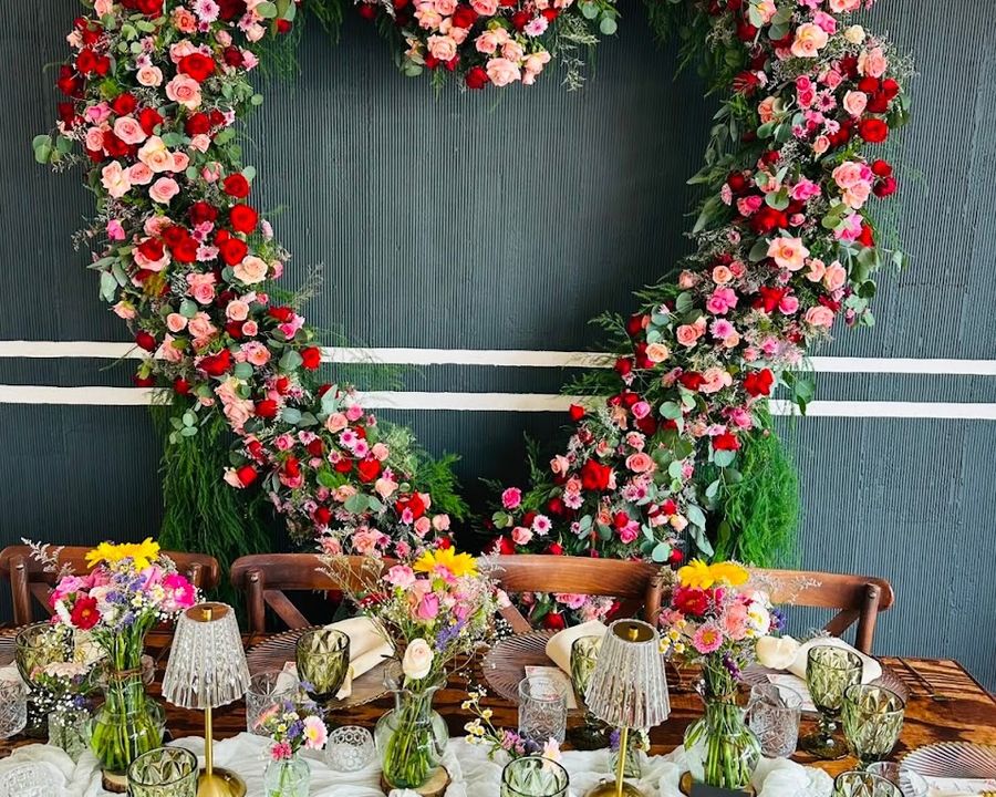 Mesa y sillas de madera integradas a una celebración con flores