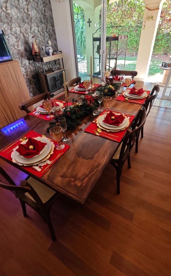 Mesa cálida con iluminación y materiales naturales