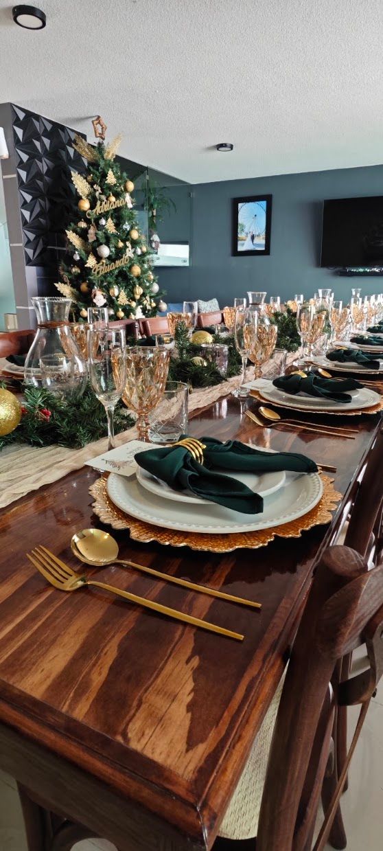 Detalle de vajilla, cristalería y textiles en un montaje navideño
