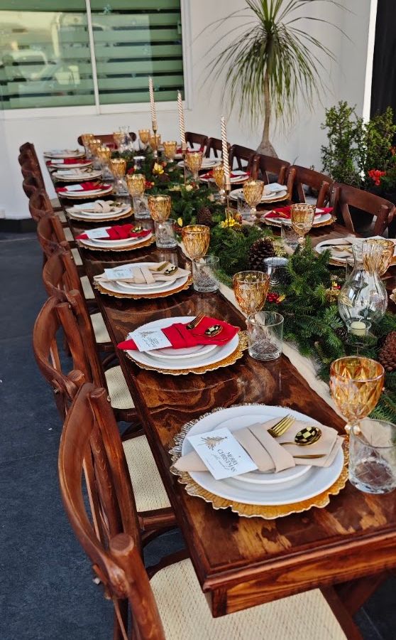 Mesa cálida y cuidada para una celebración especial