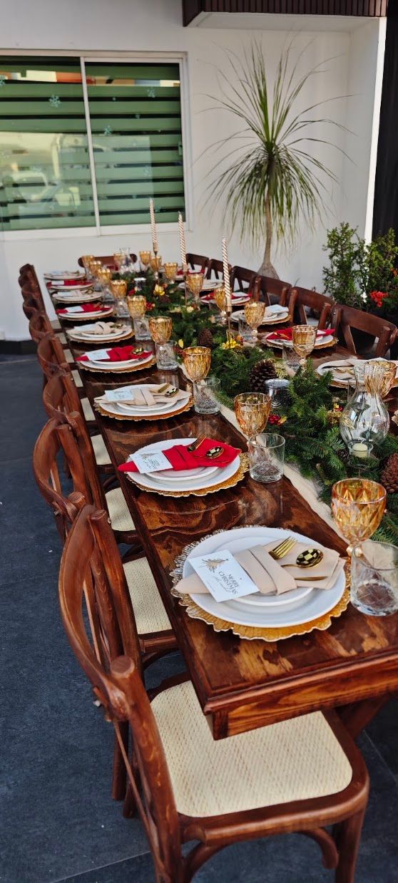 Montaje de mesa navideño con flores, vajilla y cristalería