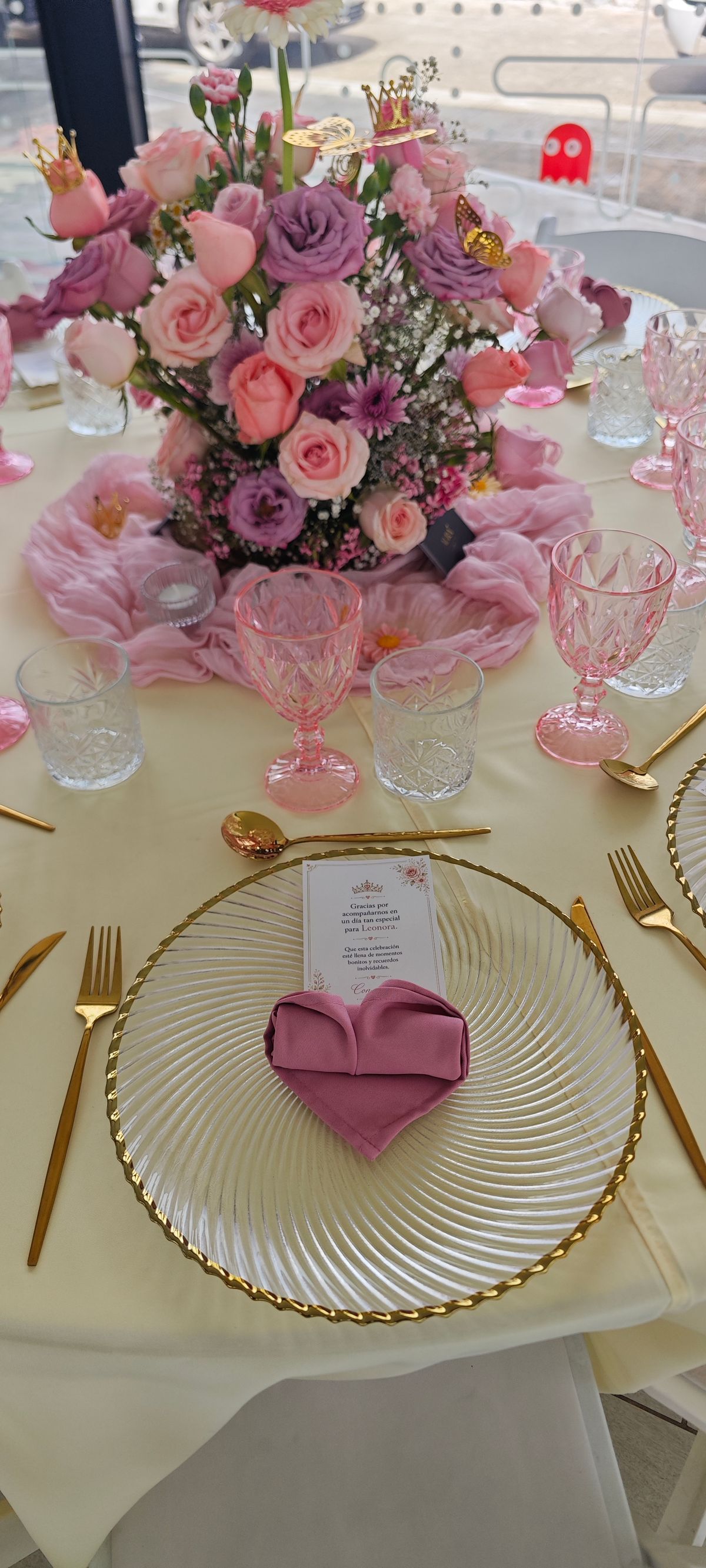 Celebración infantil con montaje y decoración en tonos rosa pastel