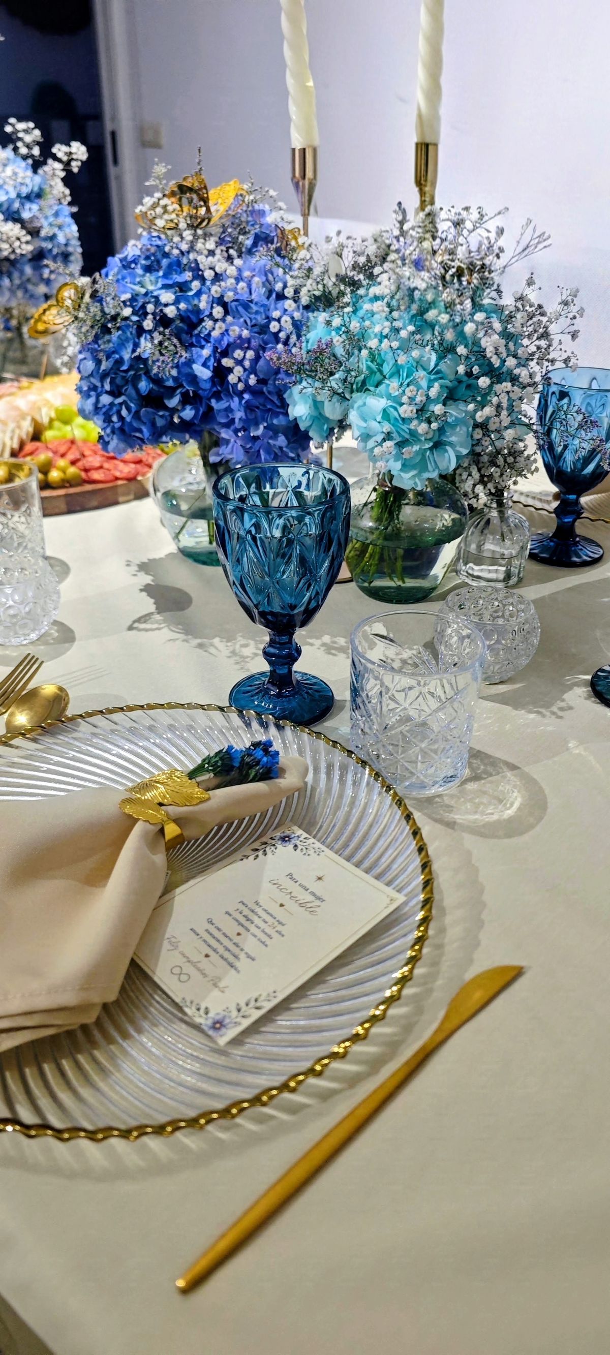 Cena sorpresa con montaje de mesa y decoración en tonos azules