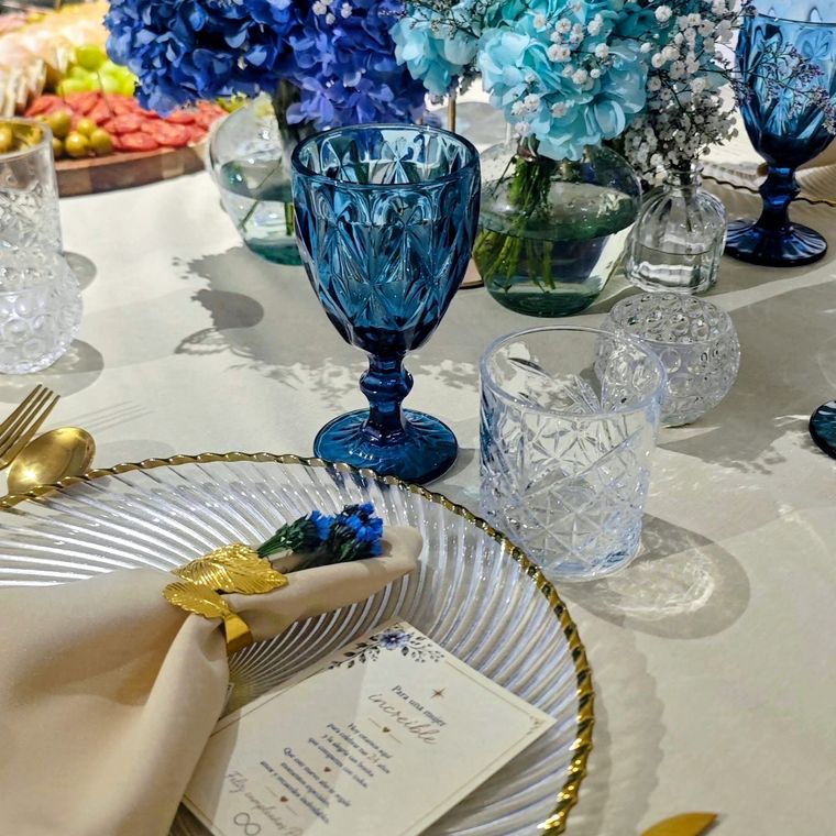 Decoración de mesa para cena privada en tonos azules